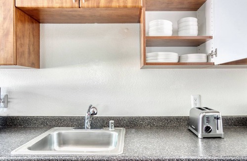 Shoreline West Apartment | Sunny Mountain View 1BR w/W/D, Pool & Gym, near Safeway, by Blueground