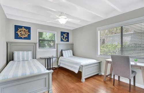 Central Naples House | Sunny Naples - Subtropical Oasis Cottage