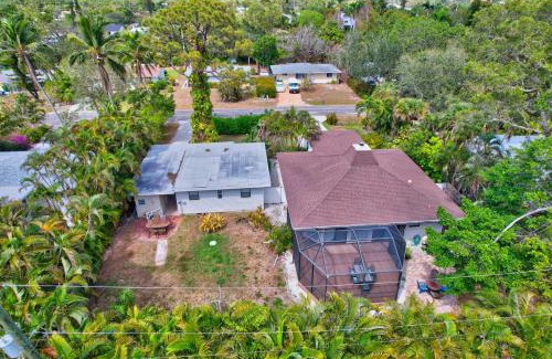 Central Naples House | Sunny Naples - Subtropical Oasis Cottage