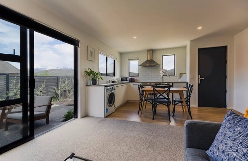 Lake Hayes House | Sunny Queenstown Cottage in Shotover Country