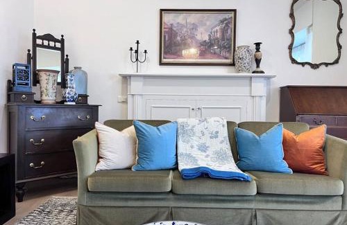 Toorak Gardens Villa | Sunny Retro Home Burnside area