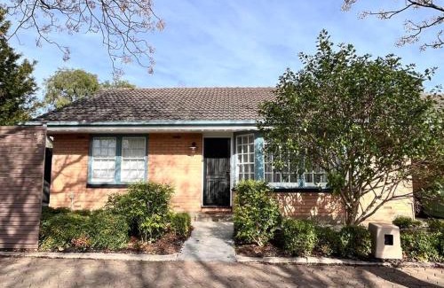 Toorak Gardens Villa | Sunny Retro Home Burnside area