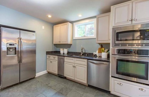 Oakland House | Sunny, spacious and updated lake cottage - amazing views & steps from the water!