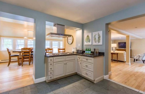 Oakland House | Sunny, spacious and updated lake cottage - amazing views & steps from the water!