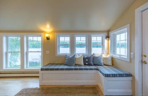 Oakland House | Sunny, spacious and updated lake cottage - amazing views & steps from the water!