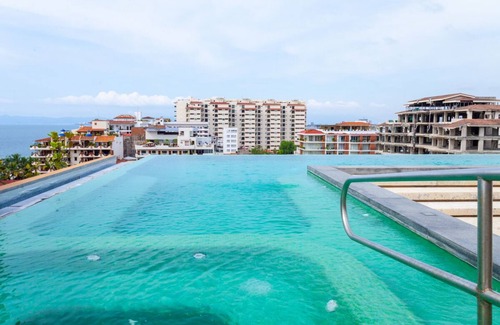 Centro Ixtapa Apartment | Sunny Studio in Romantic Zone. Steps to Beach.