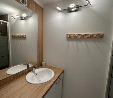 Eclose-Est Apartment | Sunny studio Mountain View balcony Alpe d Huez Studio ensoleillé balcon vue montagne