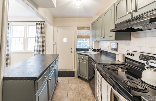 Roxborough-Manayunk House | Sunny & Stylish Manayunk Cottage w/Private Back Yard
