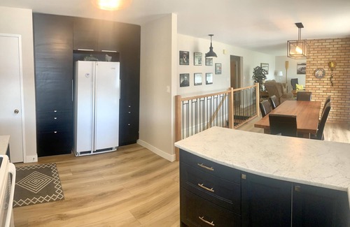 Celista House | Sunnyside Lakehouse - Semi-Waterfront - Shuswap Vacations & Sledding Accommodation