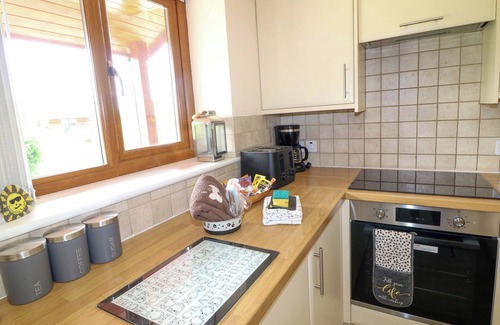 Aubourn Cottage | SUNNYSIDE LODGE, pet friendly, with hot tub in Thorpe-On-The-Hill