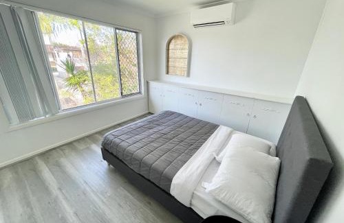 Surfers Paradise House | Sunrise Apt 2 - 3BR Family Stay Balcony -Pool View