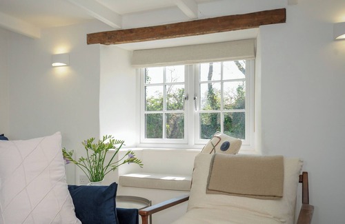 Saint Kew Cottage | SUNRISE COTTAGE, pet friendly, with open fire in St Kew Highway