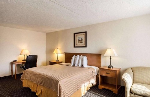 West Lake Forest Hotel | Sunrise Inn & Suites