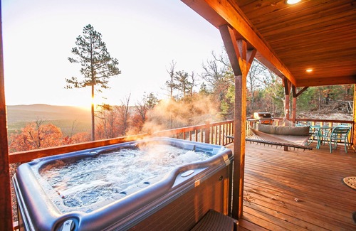 Octavia Cabin | Sunrise Sanctuary: Amazing Mountain Sunrise View,Hot Tub,Hammock,Fireplace
