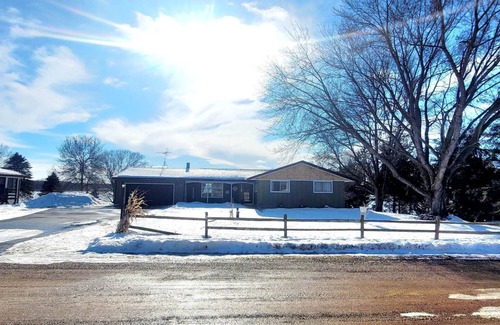 New Prague House | Sunrise & Sunset Lakeshore Views - Sleeps up to 10