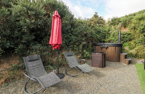 Gorey Cottage | SUNRISER, romantic, with hot tub in Ballymoney, County Wexford