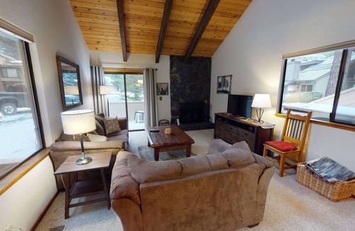 Tennis Village Condo | Sunriver Escape with A/C, BBQ & Foosball Table