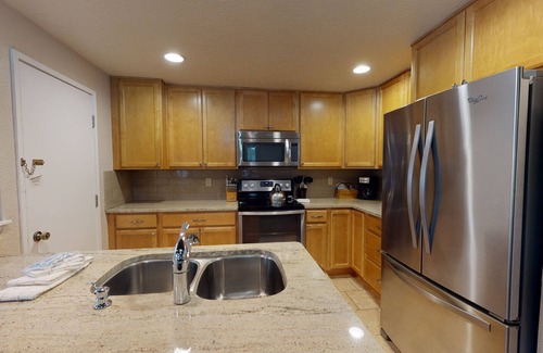Tennis Village Condo | Sunriver Escape with Patio, A/C & Cozy Fireplace