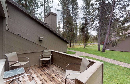 Tennis Village Condo | Sunriver Escape with Patio, A/C & Cozy Fireplace