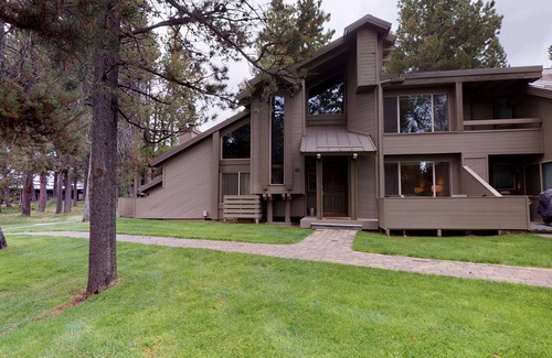 Tennis Village Condo | Sunriver Escape with Patio, A/C & Cozy Fireplace