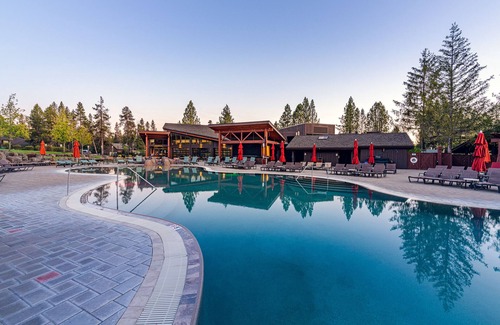 Tennis Village Condo | Sunriver Escape with Patio, A/C & Cozy Fireplace