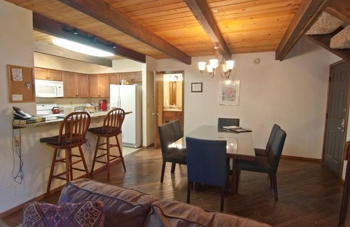 Tennis Village Condo | Sunriver Retreat with A/C, BBQ Grill & Near Spa