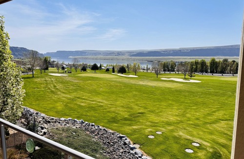 Quincy Condo | Sunserra at Crescent Bar - on Golf Course - Amazing Columbia River views