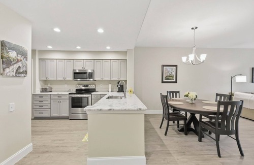 Tropical Cove Condo | Sunset Cove at Lexington CC Lake Village