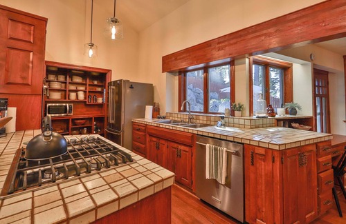 Lincoln Park House | Sunset Cove – Private Lakefront Community