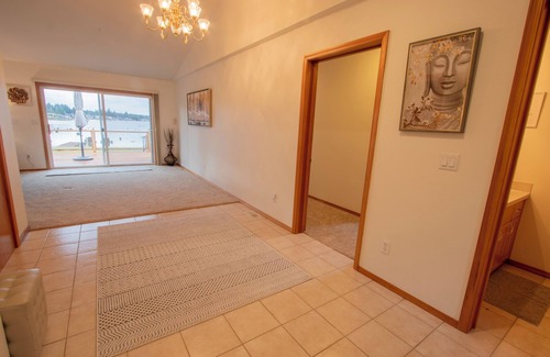 Bonney Lake House | Sunset Lake Retreat@ Lake Tapps-Lakefront, Spacious, Sports court, Kayaks