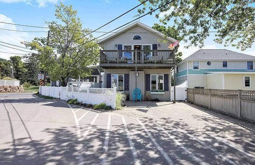 South Haven Cottage | Sunset Mimosa at North Beach - Stunning Lake Views! 3br-2+ba! Monroe Park!
