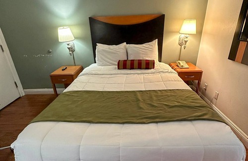 San Roque Hotel | Sunset Motel