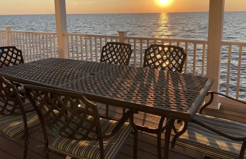 Green Creek House | SUNSET POINT IN PIERCES POINT (3BR/2BA) WATER FRONT HOME