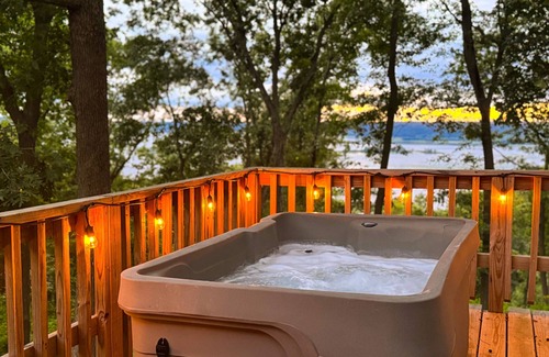Eastman Cabin | Sunset Studio, Amazing River Views, HOT TUB! New Listing!