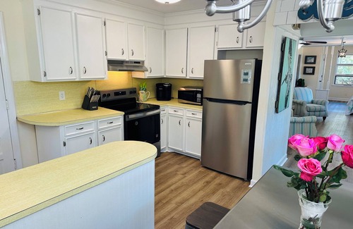Folly Beach House | SunsetShack Folly Beach House on Pond -PET FRIENDLY-1 Block to beach