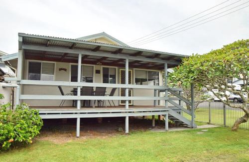 South West Rocks House | Sunshine Cottage - Bring your own linen.