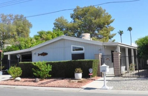 Thousand Palms House | Sunshine, golf, and relaxation