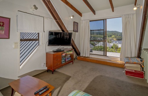 Onemana House | Sunshine Grove Retreat - Onemana Holiday Home