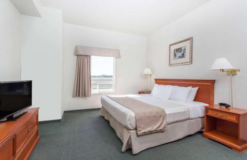 Dauphin Hotel | Super 8 by Wyndham Dauphin