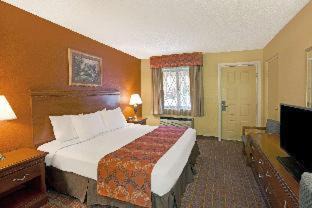 Gatlinburg Hotel | Super 8 by Wyndham Downtown Gatlinburg at Convention Center