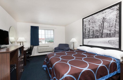 Greenfield Hotel | Super 8 by Wyndham Greenfield