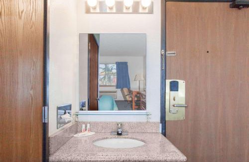 Selma Hotel | Super 8 by Wyndham Selma/Fresno Area