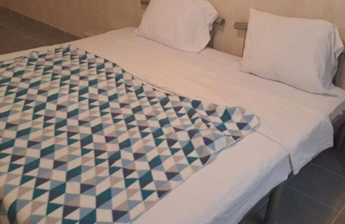 La Souterraine Bed & Breakfast | Super Appartement Meublé Avec Cours Intérieur, en Plein Centre Ville