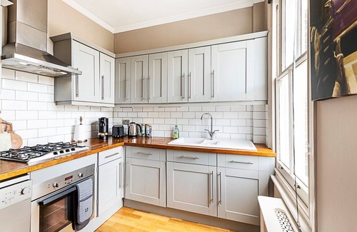Twickenham Riverside Apartment | Super Chic 1-Bedroom Urban Hideaway