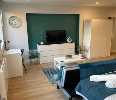 Northampton Apartment | Super-King Bed Studio Apartment in Central Northampton