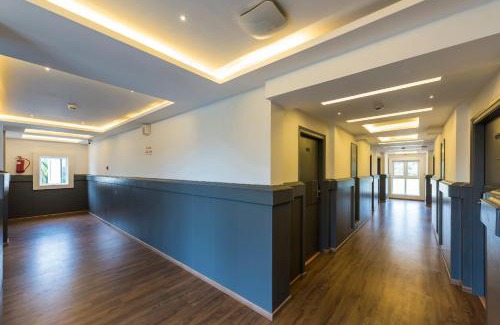 Craig Park Layout Hotel | Super Townhouse MG Road,Bangalore