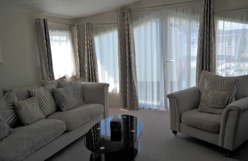 New Romney House | Superb 2 Bed Caravan, New Romney. Family friendly.