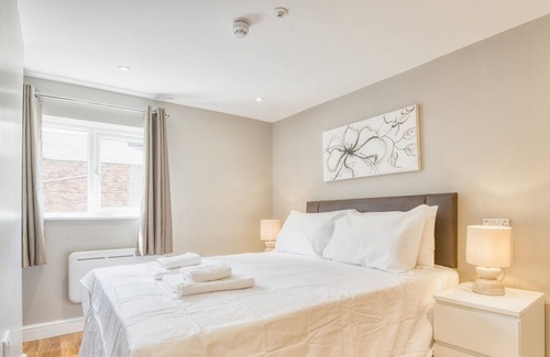 Lincoln Apartment | Superb 2 Bedroom Family Apartment King Size bed Ensuite Shower and Toiletries in Central Lincoln