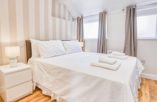 Lincoln Apartment | Superb 2 Bedroom Family Apartment King Size bed Ensuite Shower and Toiletries in Central Lincoln