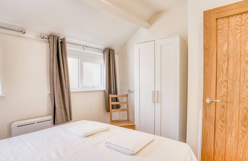 Lincoln Apartment | Superb 2 Bedroom Family Apartment King Size bed Ensuite Shower and Toiletries in Central Lincoln